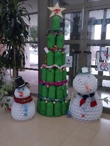 arbol de navidad elaborado con materiales reciclados