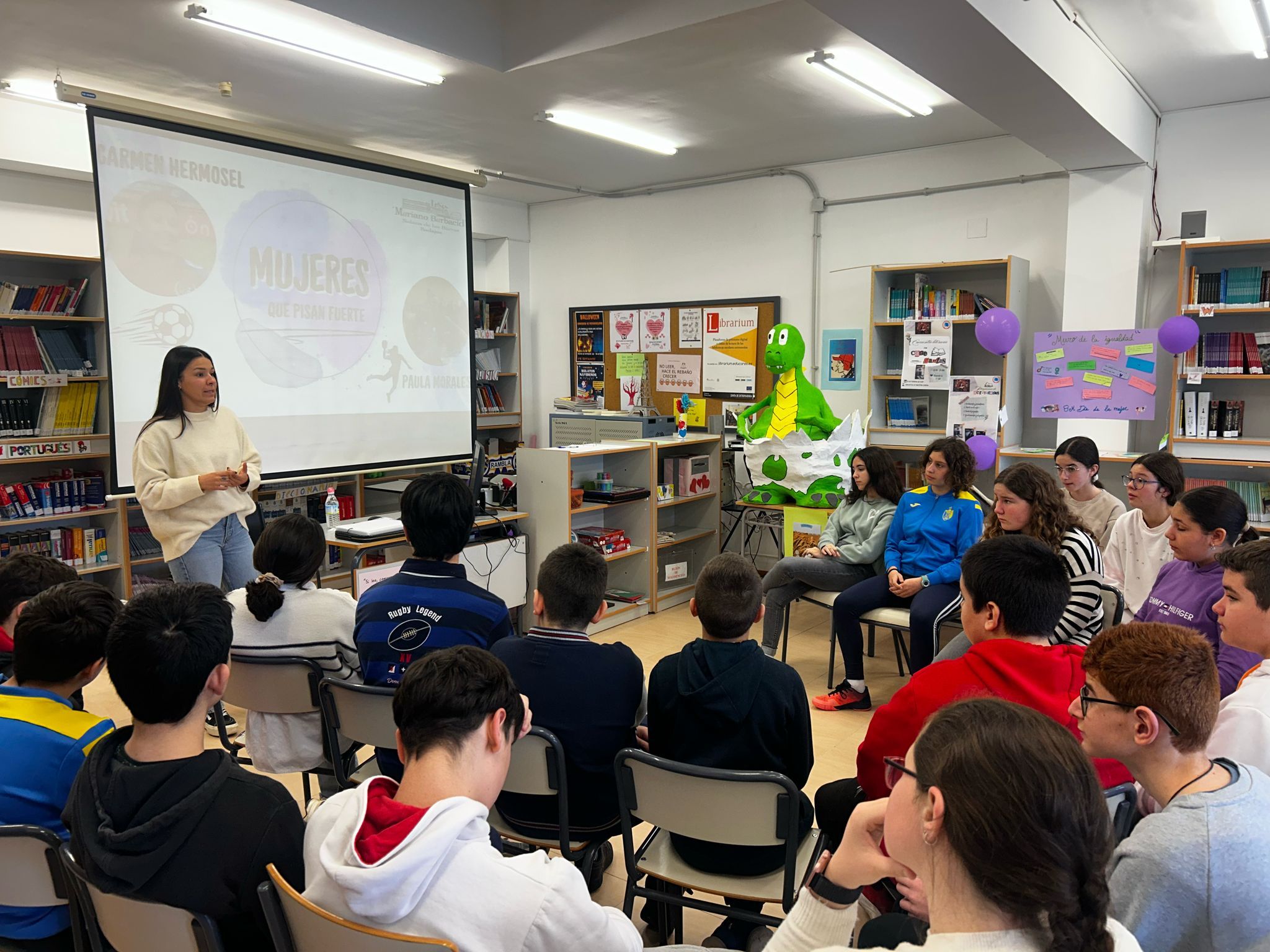 Visita antigua alumna